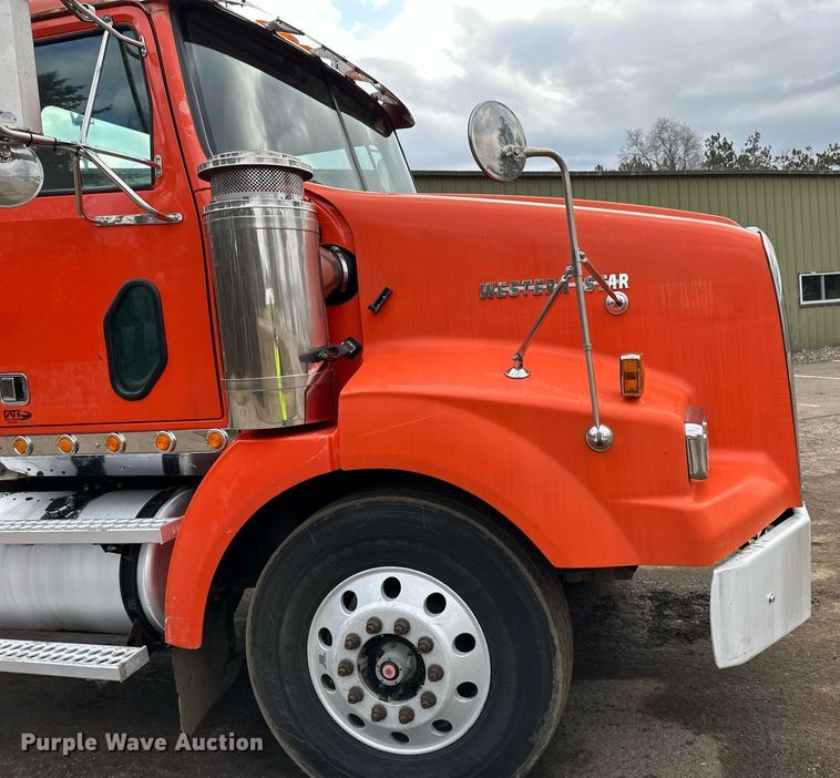 image for item DO3203 2002 Western Star 4900 semi truck