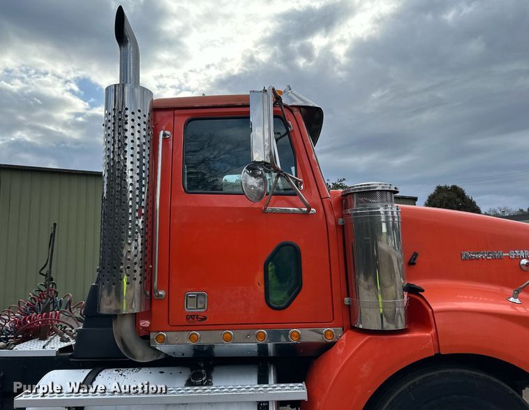 image for item DO3203 2002 Western Star 4900 semi truck