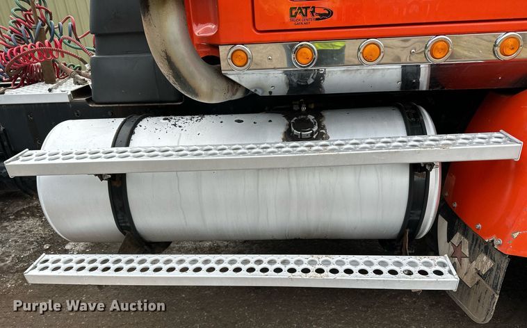 image for item DO3203 2002 Western Star 4900 semi truck