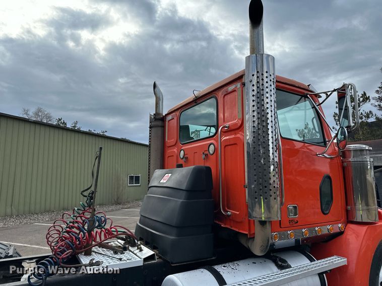 image for item DO3203 2002 Western Star 4900 semi truck