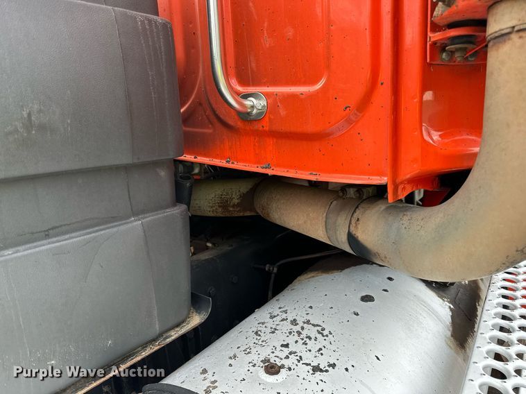 image for item DO3203 2002 Western Star 4900 semi truck