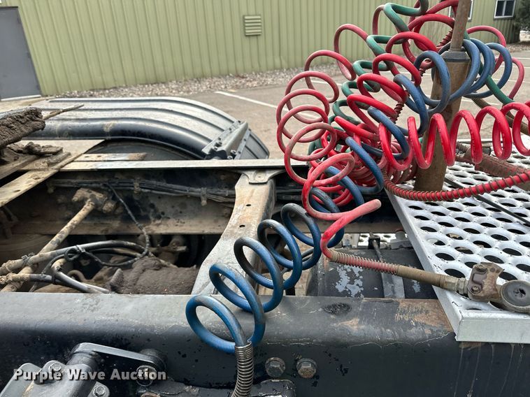 image for item DO3203 2002 Western Star 4900 semi truck