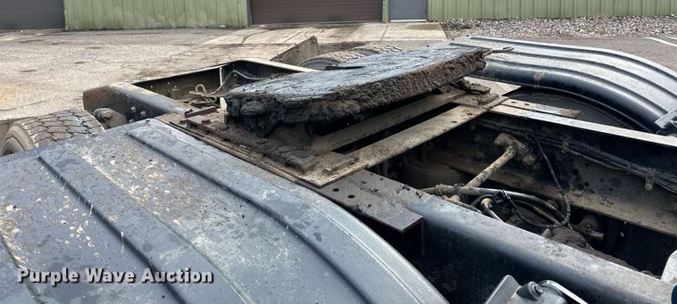 image for item DO3203 2002 Western Star 4900 semi truck