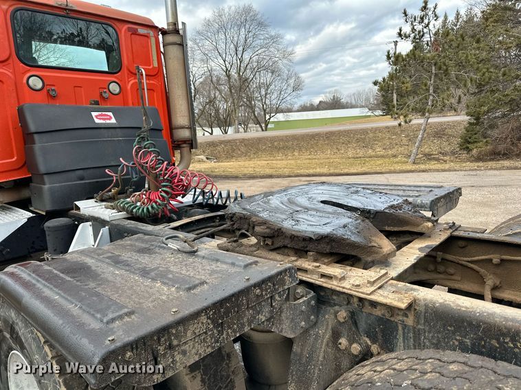 image for item DO3203 2002 Western Star 4900 semi truck