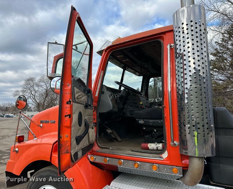 image for item DO3203 2002 Western Star 4900 semi truck