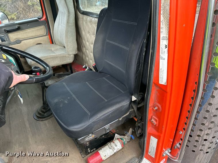 image for item DO3203 2002 Western Star 4900 semi truck