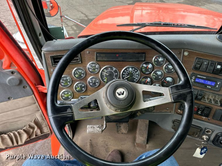 image for item DO3203 2002 Western Star 4900 semi truck