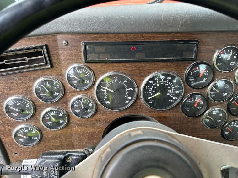 image for item DO3203 2002 Western Star 4900 semi truck