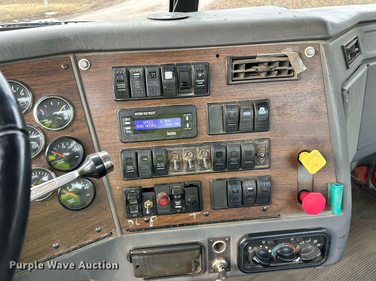 image for item DO3203 2002 Western Star 4900 semi truck