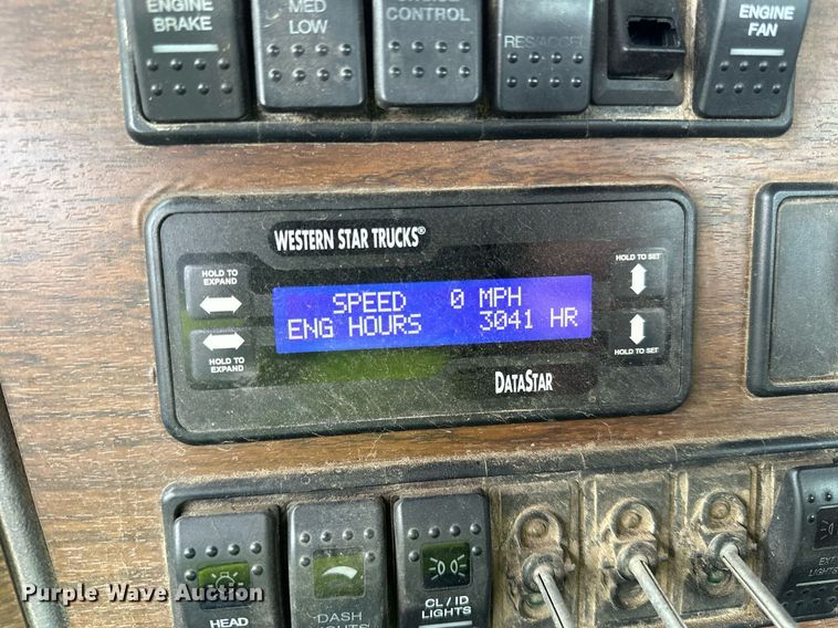 image for item DO3203 2002 Western Star 4900 semi truck