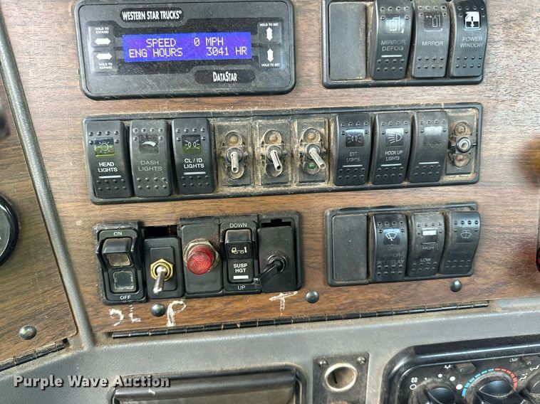 image for item DO3203 2002 Western Star 4900 semi truck