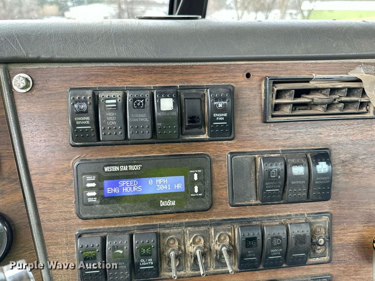 image for item DO3203 2002 Western Star 4900 semi truck