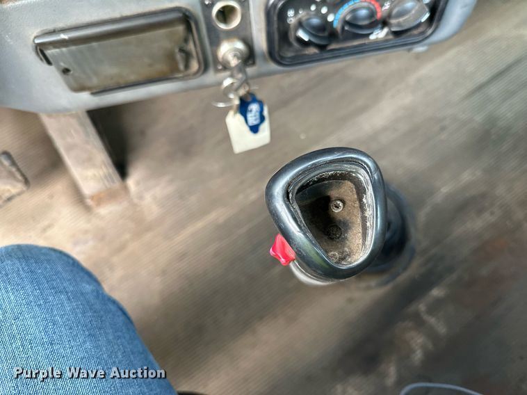 image for item DO3203 2002 Western Star 4900 semi truck