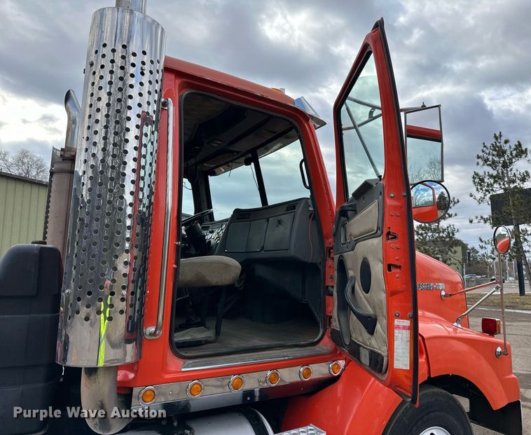 image for item DO3203 2002 Western Star 4900 semi truck