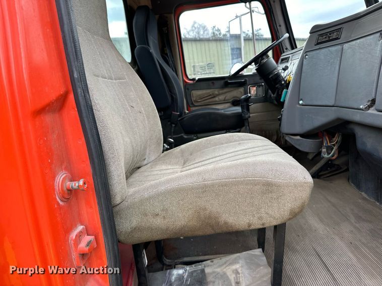 image for item DO3203 2002 Western Star 4900 semi truck