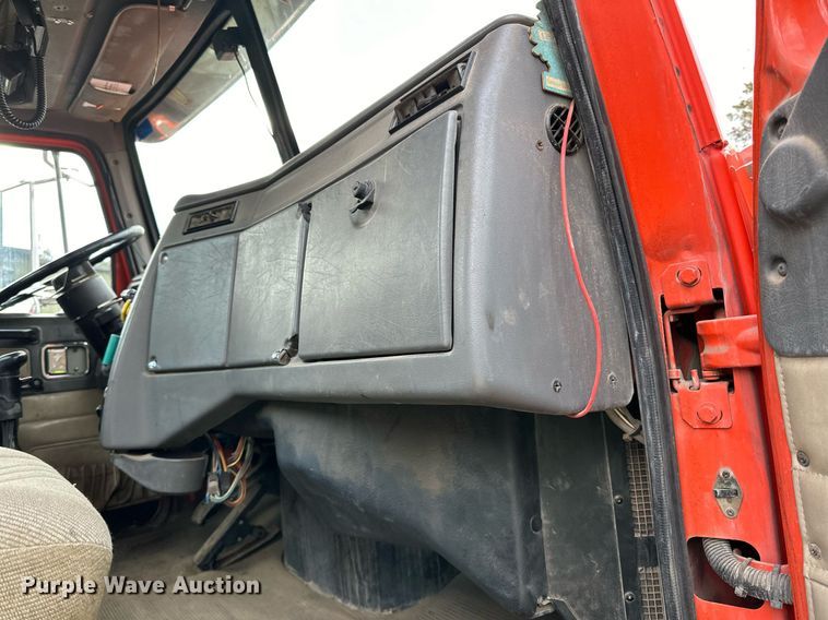 image for item DO3203 2002 Western Star 4900 semi truck