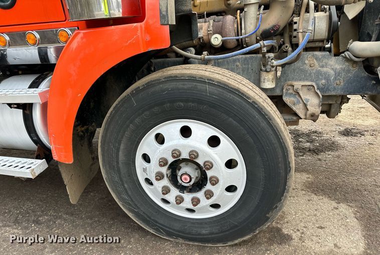 image for item DO3203 2002 Western Star 4900 semi truck