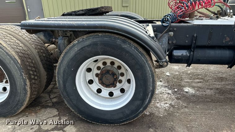 image for item DO3203 2002 Western Star 4900 semi truck