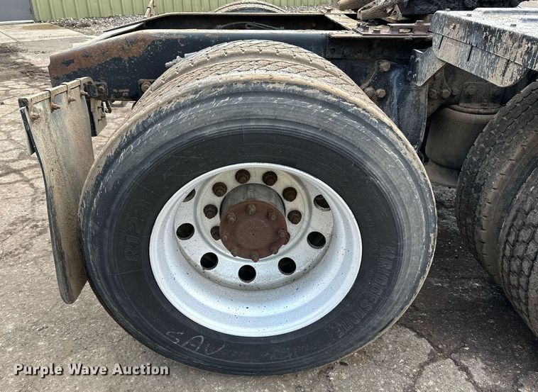 image for item DO3203 2002 Western Star 4900 semi truck