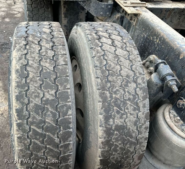 image for item DO3203 2002 Western Star 4900 semi truck