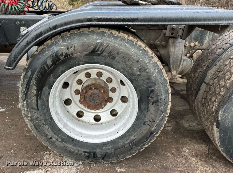 image for item DO3203 2002 Western Star 4900 semi truck