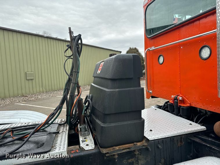 image for item DO3204 1998 Peterbilt  377 semi truck