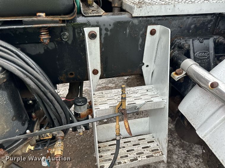 image for item DO3204 1998 Peterbilt  377 semi truck