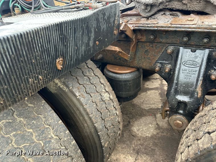 image for item DO3204 1998 Peterbilt  377 semi truck