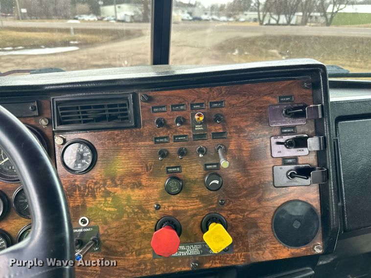 image for item DO3204 1998 Peterbilt  377 semi truck