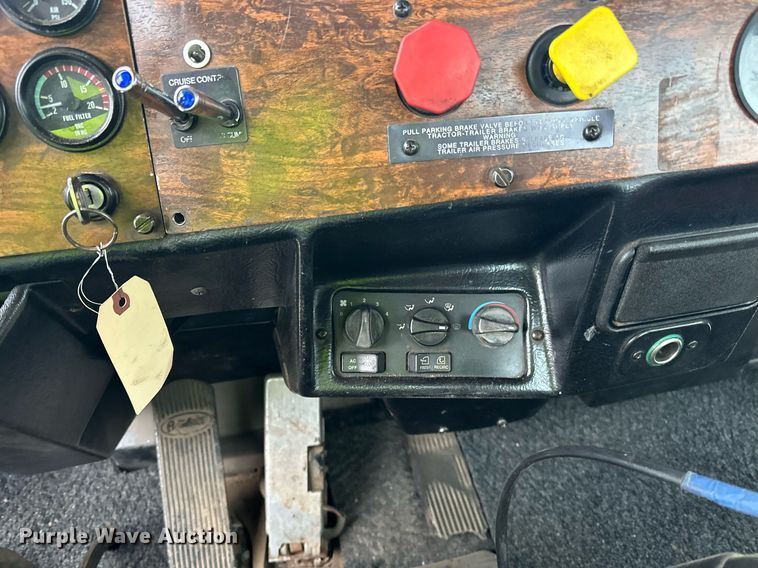 image for item DO3204 1998 Peterbilt  377 semi truck