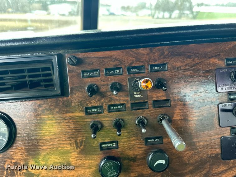 image for item DO3204 1998 Peterbilt  377 semi truck