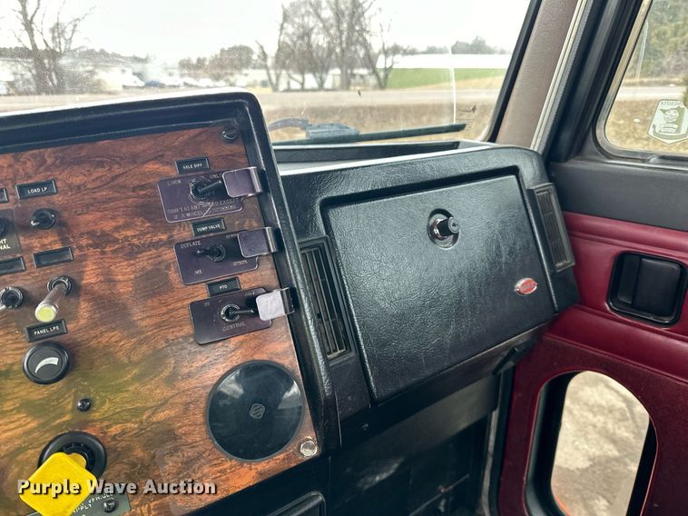 image for item DO3204 1998 Peterbilt  377 semi truck