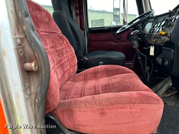 image for item DO3204 1998 Peterbilt  377 semi truck