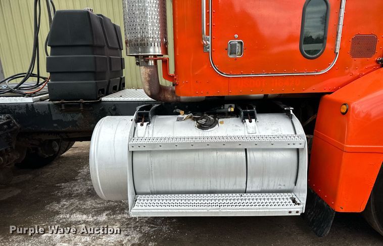 image for item DO3205 1998 Peterbilt  377 semi truck