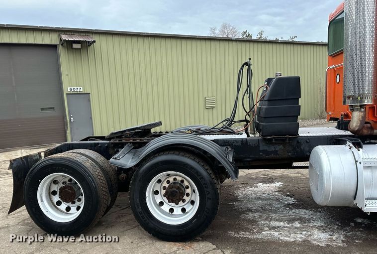 image for item DO3205 1998 Peterbilt  377 semi truck