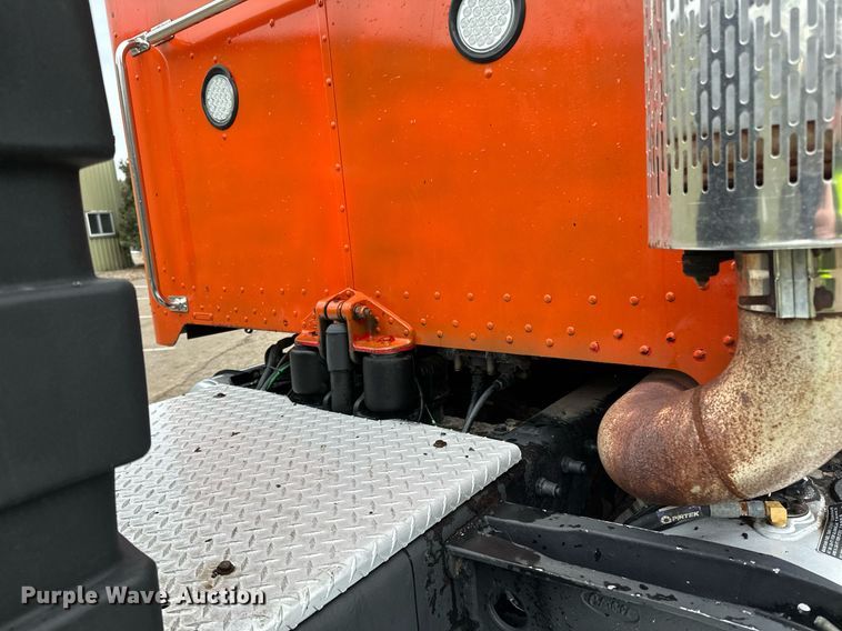 image for item DO3205 1998 Peterbilt  377 semi truck