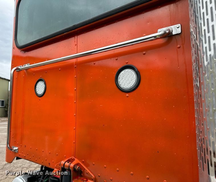 image for item DO3205 1998 Peterbilt  377 semi truck