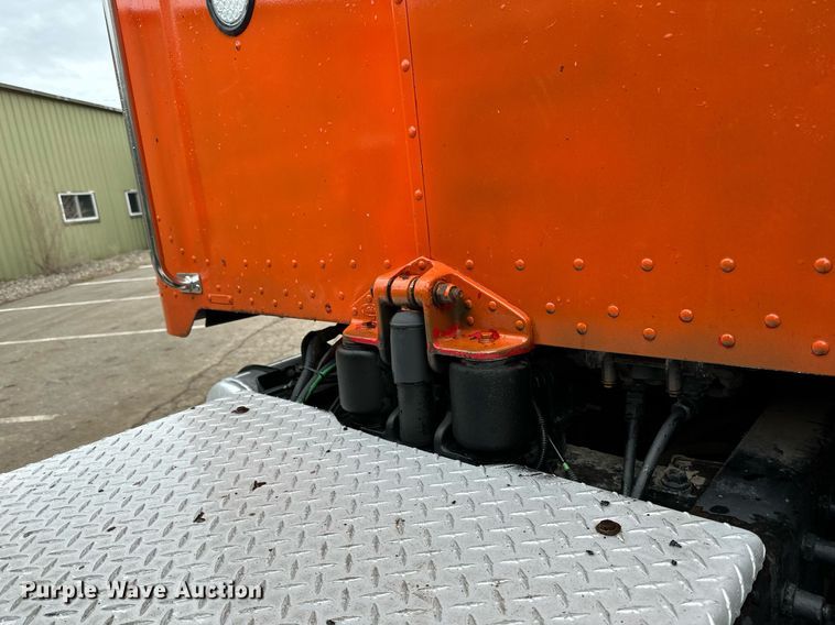 image for item DO3205 1998 Peterbilt  377 semi truck