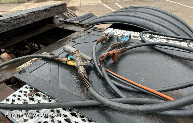 image for item DO3205 1998 Peterbilt  377 semi truck