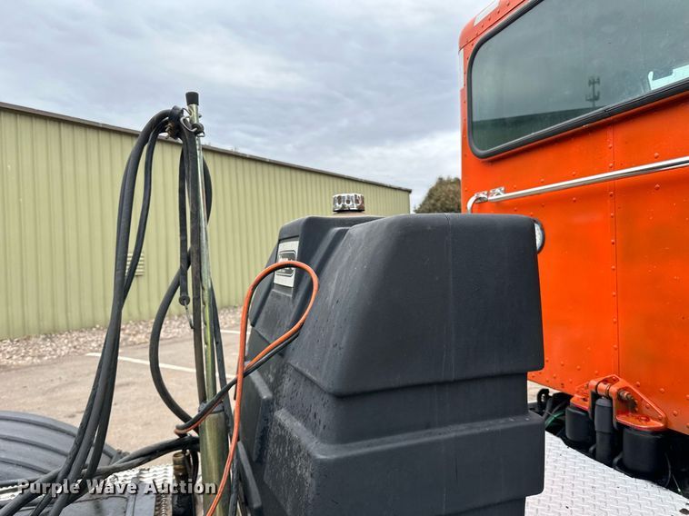 image for item DO3205 1998 Peterbilt  377 semi truck