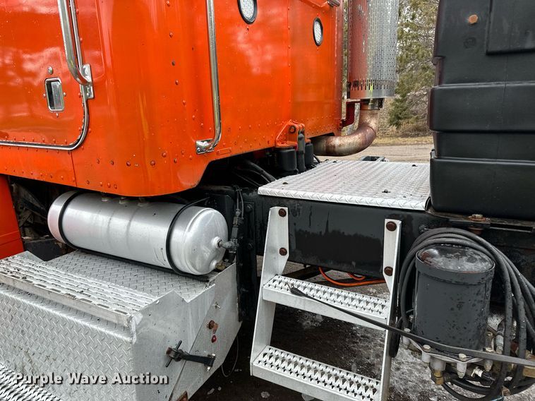 image for item DO3205 1998 Peterbilt  377 semi truck
