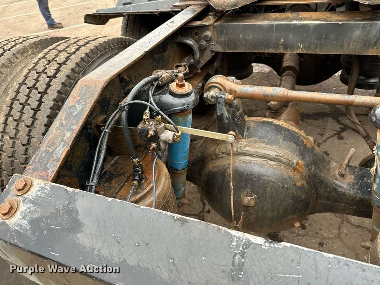 image for item DO3205 1998 Peterbilt  377 semi truck