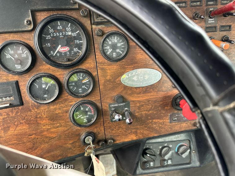 image for item DO3205 1998 Peterbilt  377 semi truck