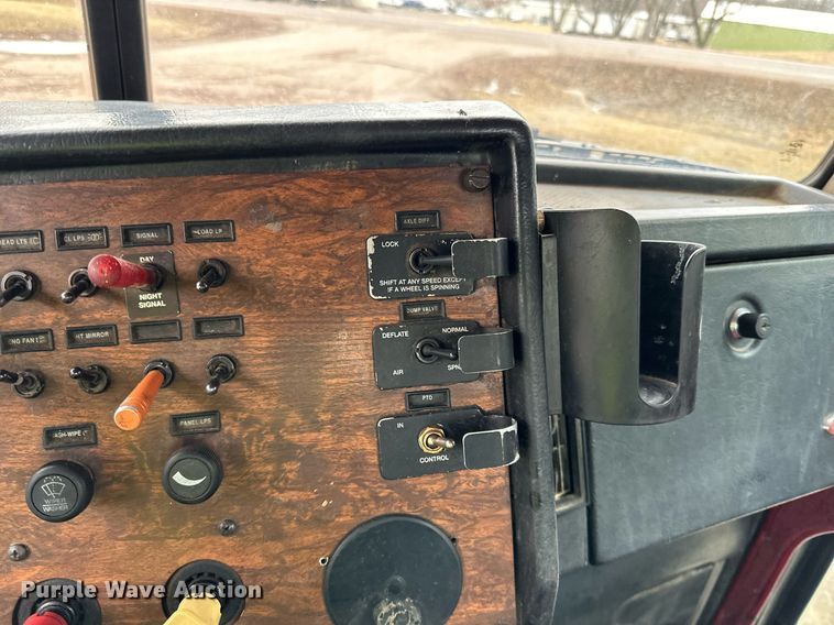 image for item DO3205 1998 Peterbilt  377 semi truck