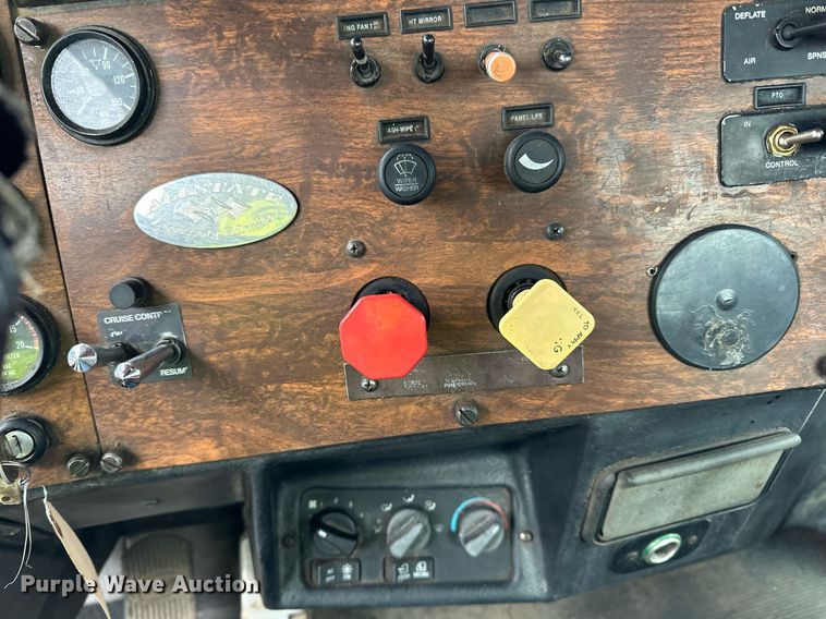 image for item DO3205 1998 Peterbilt  377 semi truck