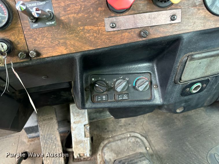 image for item DO3205 1998 Peterbilt  377 semi truck