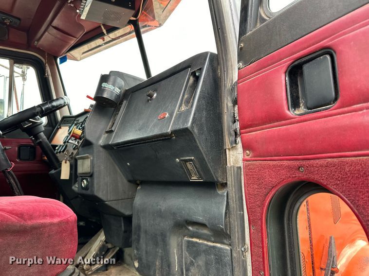 image for item DO3205 1998 Peterbilt  377 semi truck