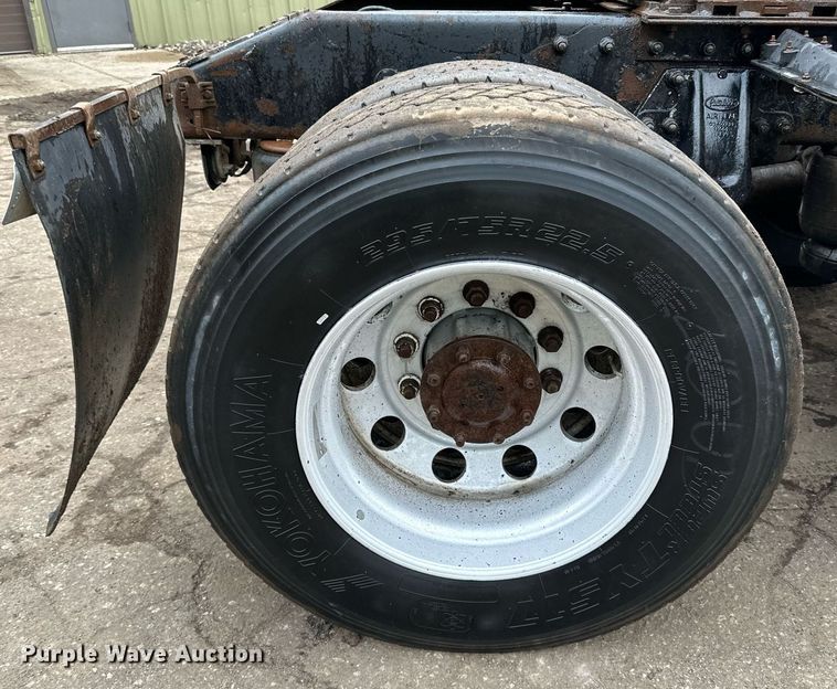 image for item DO3205 1998 Peterbilt  377 semi truck