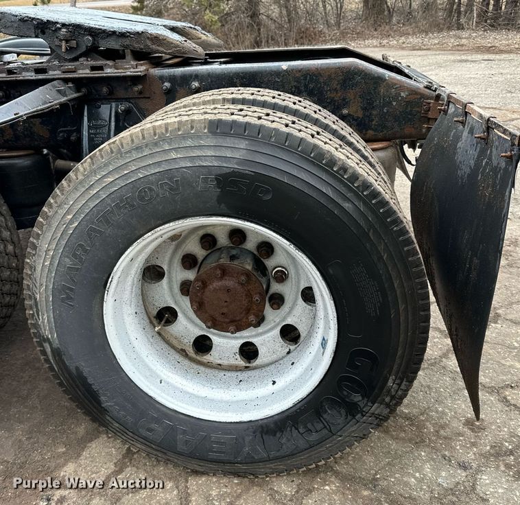 image for item DO3205 1998 Peterbilt  377 semi truck