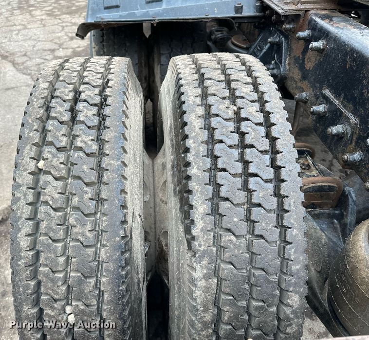 image for item DO3205 1998 Peterbilt  377 semi truck